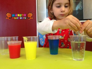 Experimente copii cu apa colorata